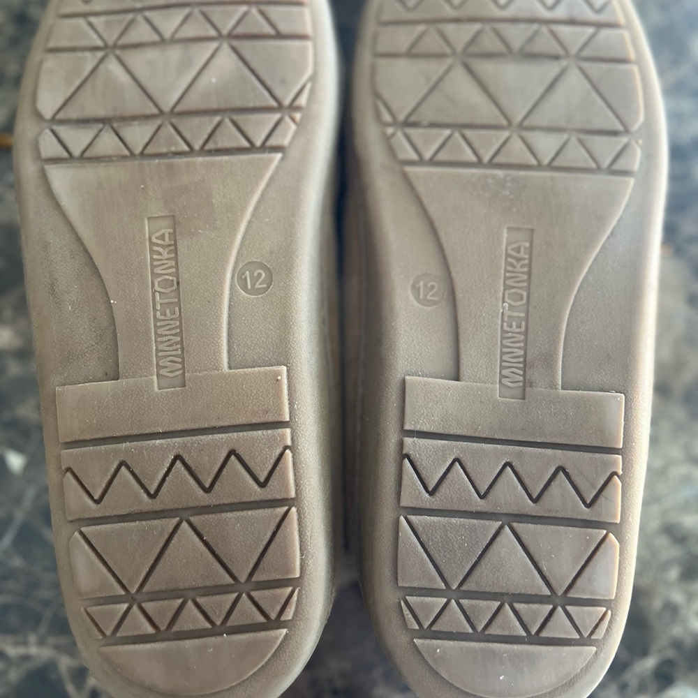 Minnetonka Men’s Size 12 Tan Suede Moccasins Hardsole Indoor Outdoor Shoes - Picture 9 of 12